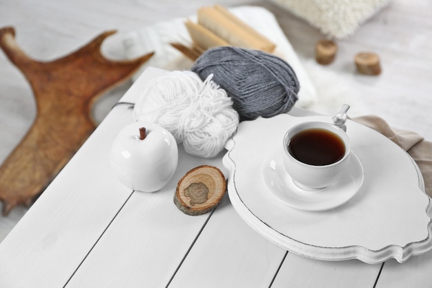Stół z materiałami do haftu i filiżanką herbaty